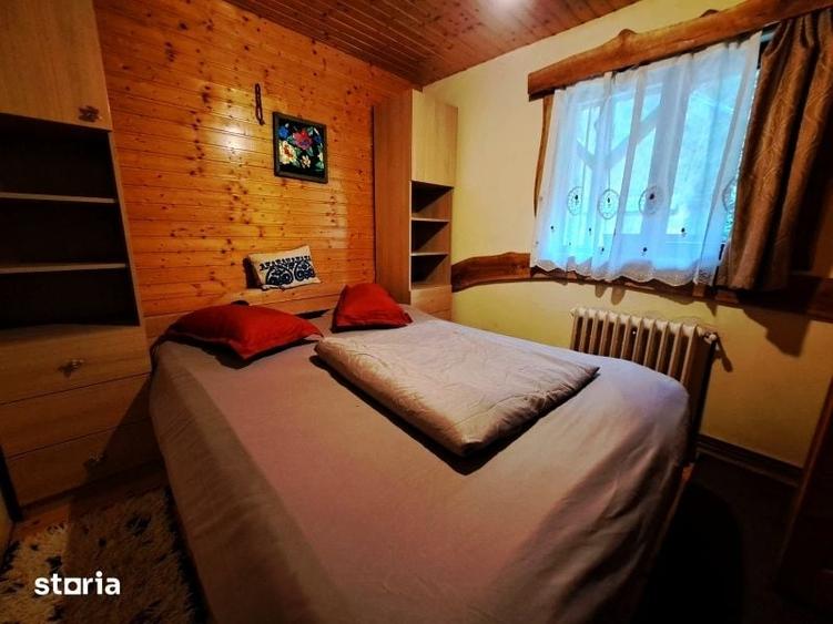Casă cu 10 camere cu Teren 1500 Mp în Vale