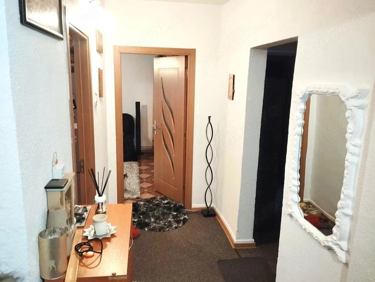 Apartament cu 3 camere decomandat în Coman