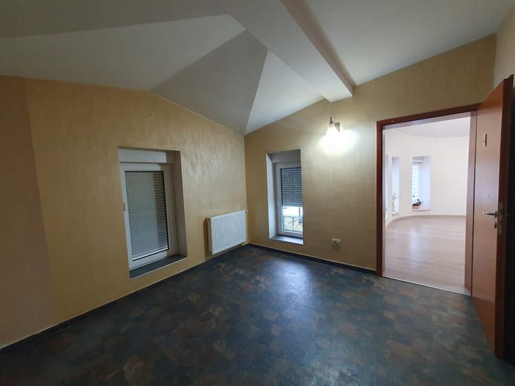 Casă individuală cu 8 camere cu Canalizare în Dumbrăvița