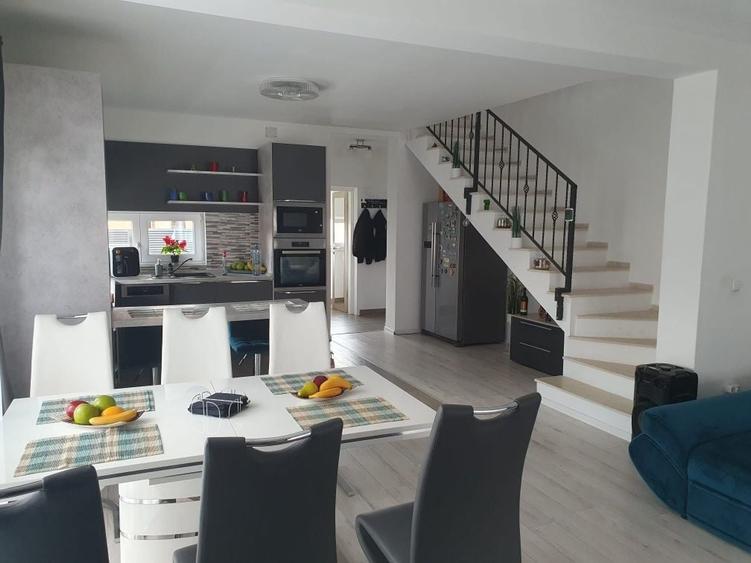 Casă cu 4 camere în Dumbrăvița
