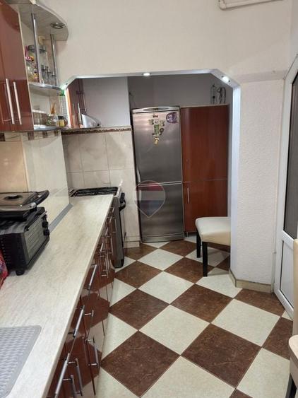Apartament cu 3 camere decomandat, mobilat în Central