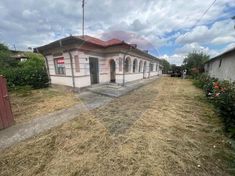Casă cu 4 camere cu Teren 2366 Mp în Căiata