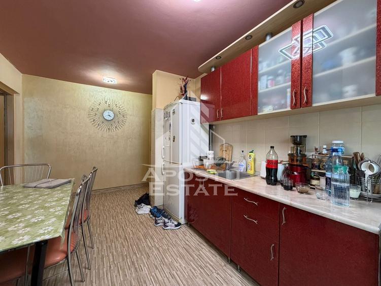 Apartament cu 3 camere semidecomandat, mobilat în Girocului