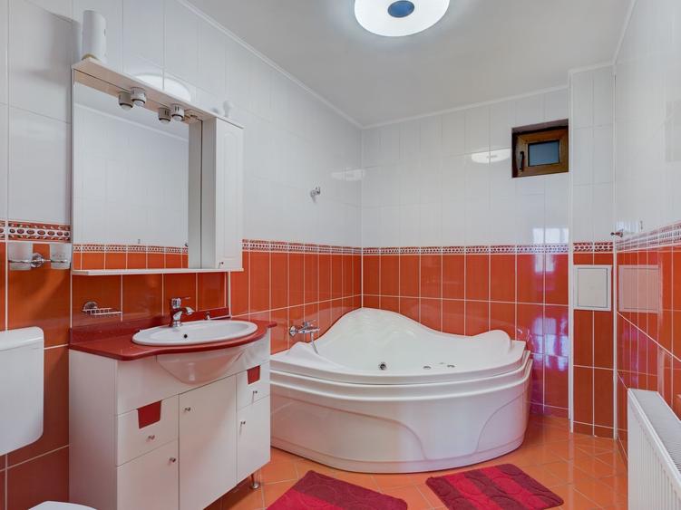 Casă individuală cu 6 camere cu Canalizare în Titan