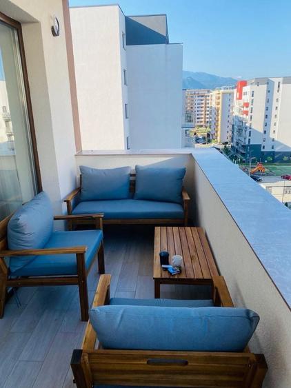 Apartament cu 4 camere decomandat în Tractorul