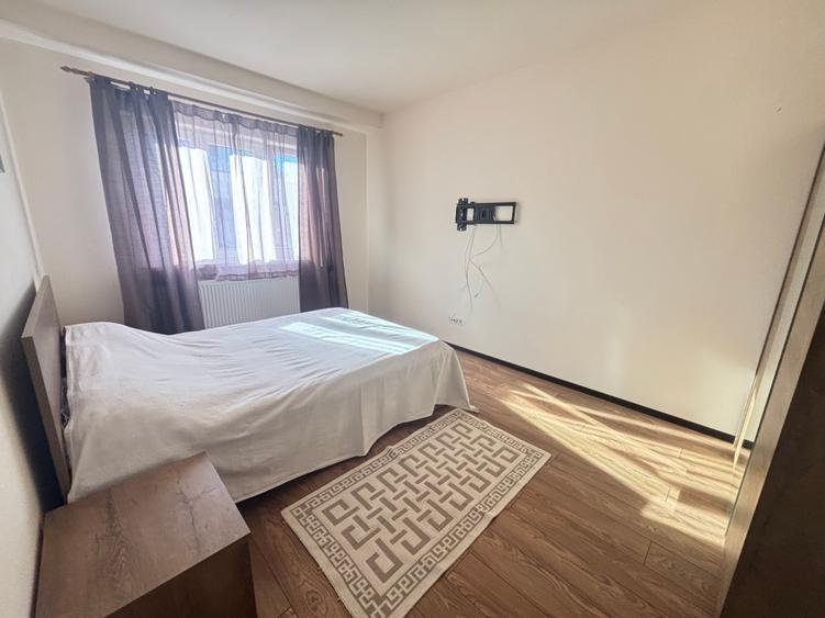 Apartament cu 3 camere semidecomandat, mobilat în Aradului
