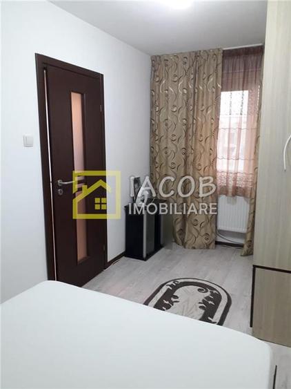 Apartament cu 3 camere semidecomandat în Milcov