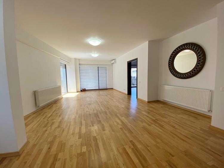 Apartament cu 3 camere semidecomandat în Aviatorilor