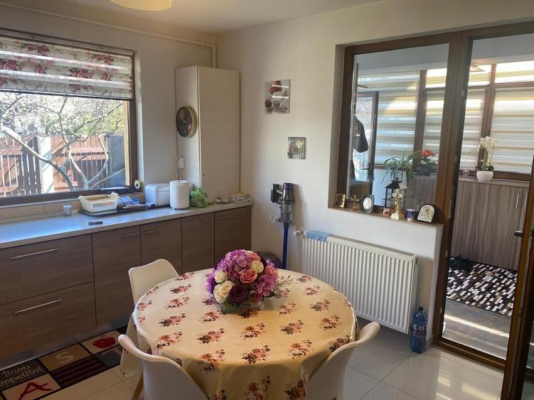 Apartament cu 3 camere decomandat, mobilat în Central