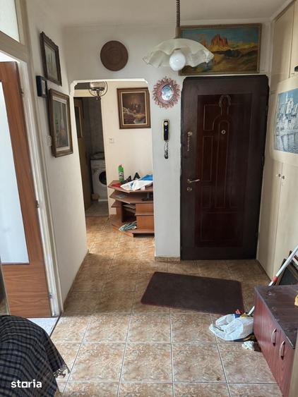 Apartament cu 3 camere semidecomandat în Titan