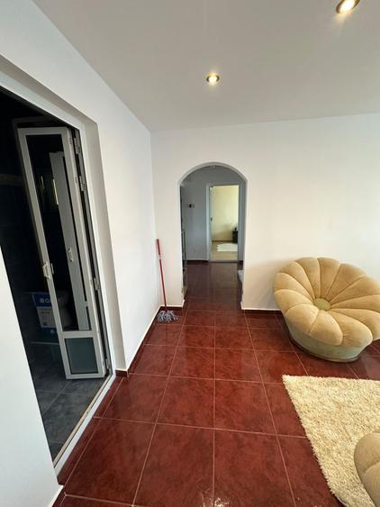 Apartament cu 3 camere semidecomandat, mobilat în Dristor