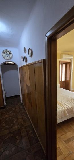 Apartament cu 3 camere semidecomandat, mobilat în Central