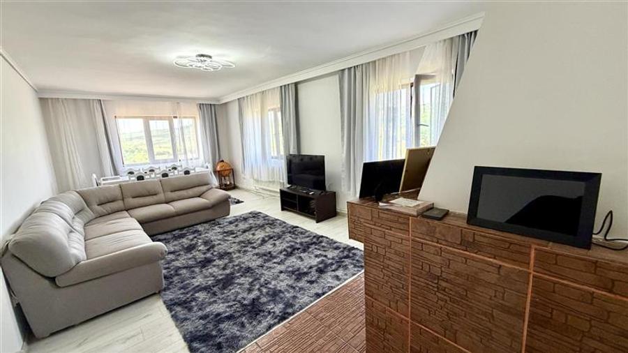 Casă individuală cu 5 camere cu Teren 6400 Mp în Aroneanu