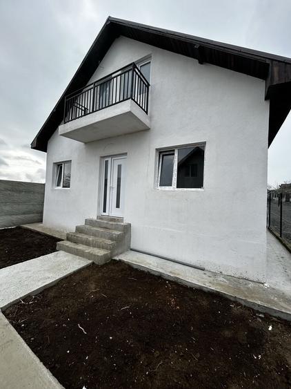 Casă cu 4 camere în Lumina
