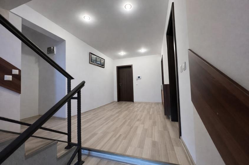 Casă individuală cu 6 camere cu Canalizare în Central