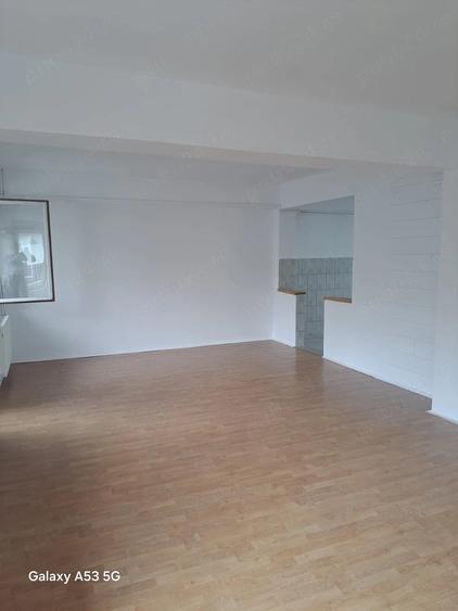 Apartament cu 6 camere decomandat în Central