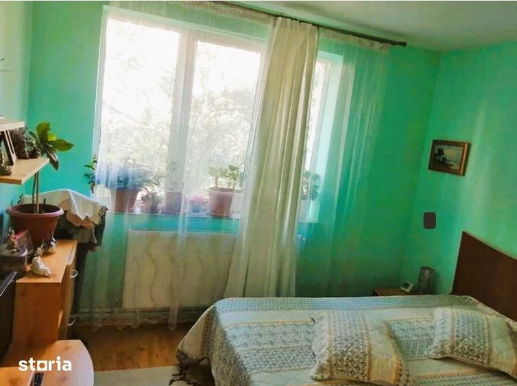 Apartament cu 3 camere decomandat în Far