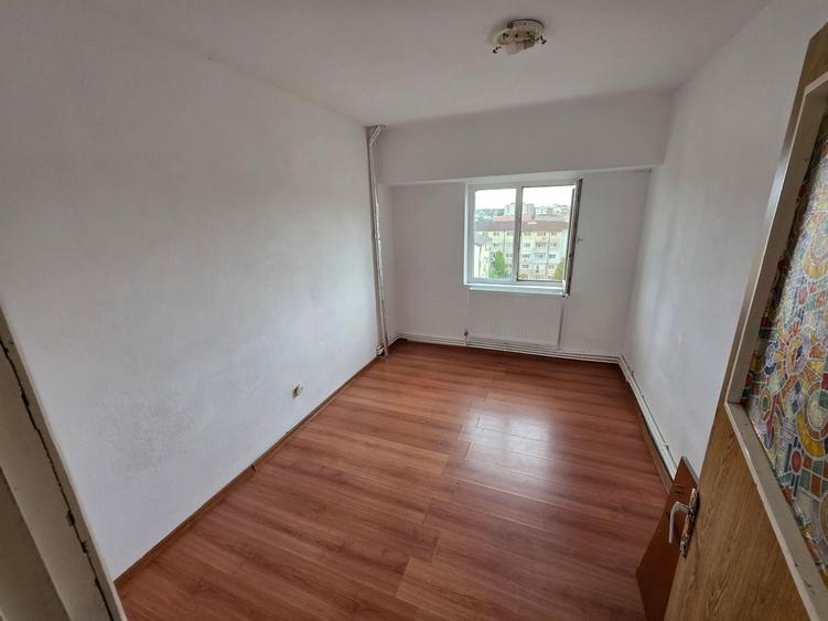 Apartament cu 4 camere decomandat în Poarta 6
