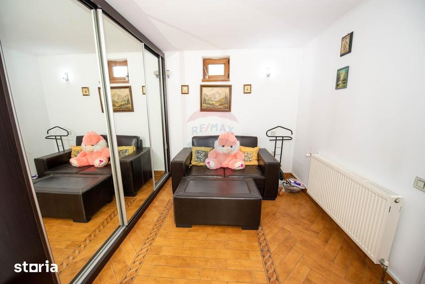 Casă cu 4 camere cu Teren 1596 Mp în Bujoreni