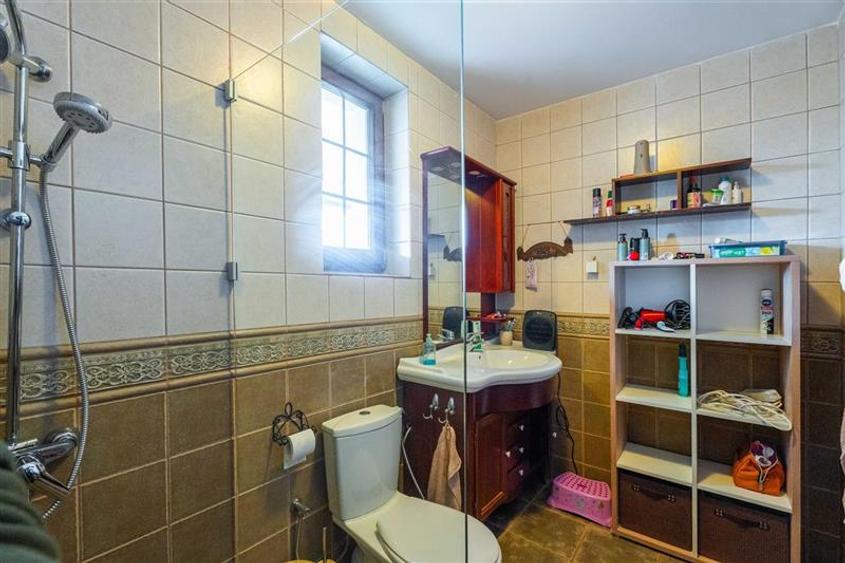 Casă individuală cu 7 camere cu Canalizare în Bucium