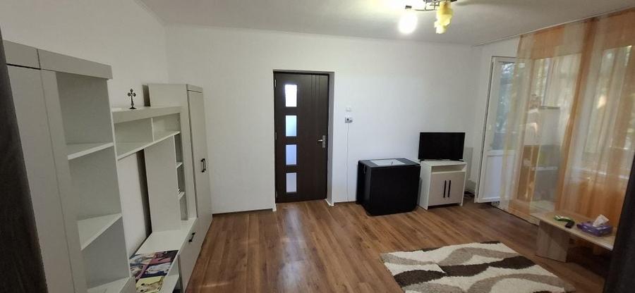 Apartament cu 2 camere semidecomandat în Craiovei