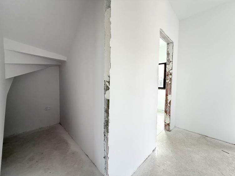Duplex cu 5 camere cu Canalizare în Dumbrăvița