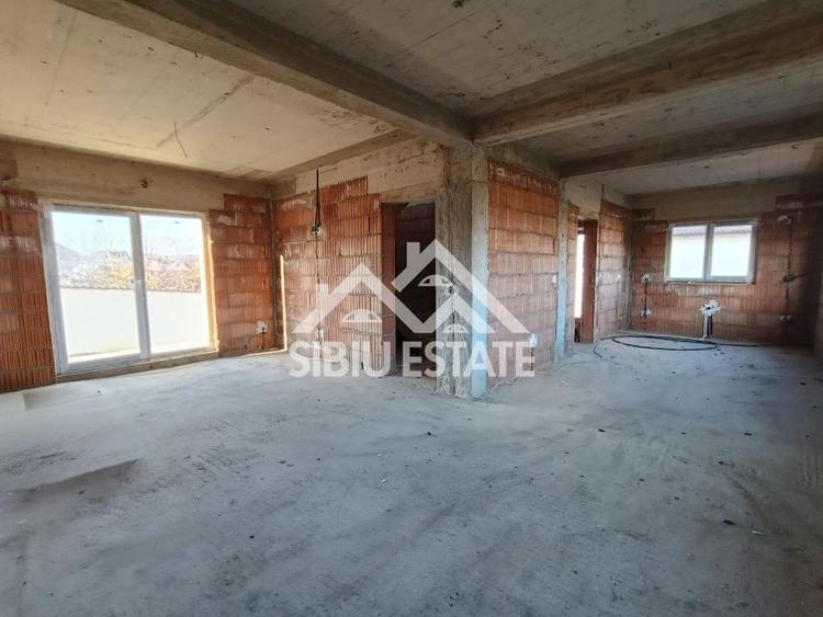 Duplex cu 4 camere cu Canalizare în Șura Mică