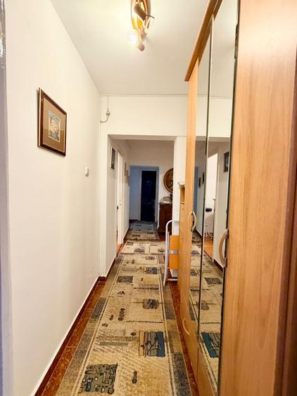 Apartament cu 3 camere decomandat, mobilat în Costin Georgian