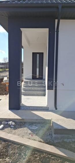 Casă individuală cu 3 camere cu Canalizare în Lumina