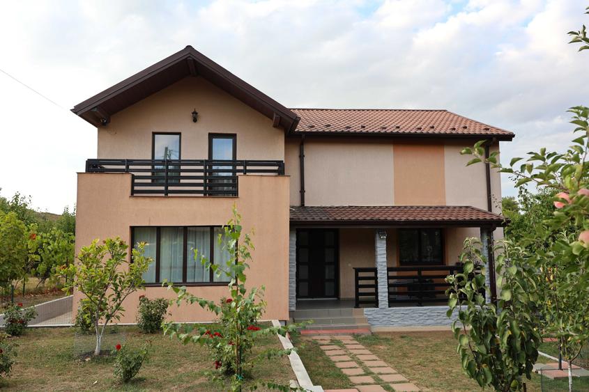 Casă cu 4 camere în Tomești