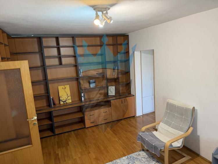 Apartament cu 3 camere semidecomandat, mobilat în P-ța Romană