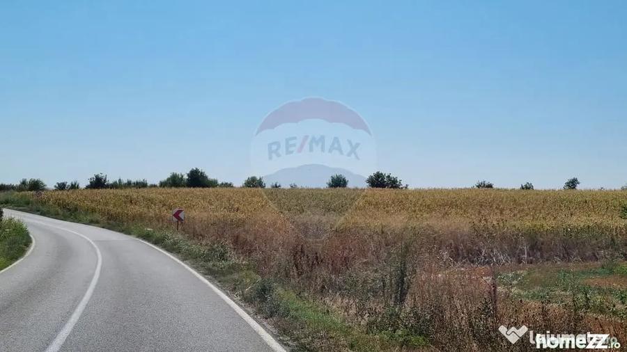 Teren de 16083 mp, în Est