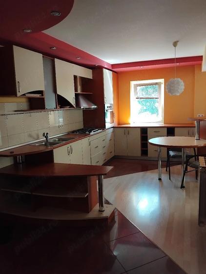 Apartament cu 3 camere decomandat în Plopilor