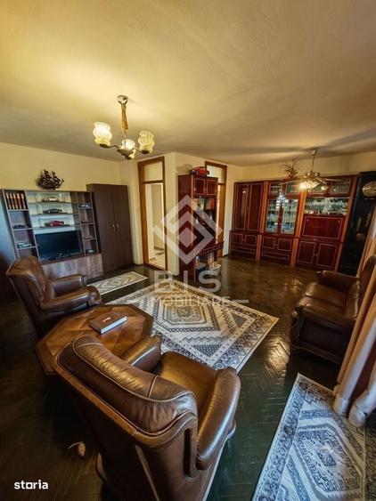 Apartament cu 4 camere decomandat în Central