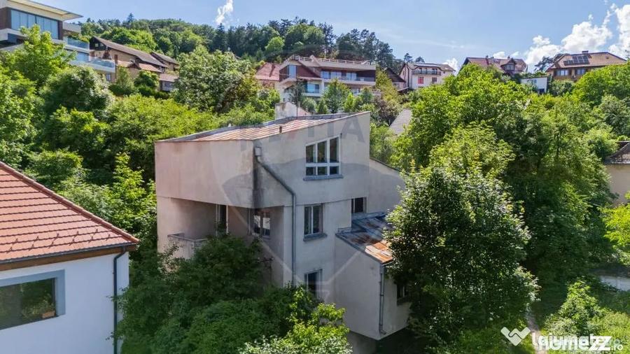 Casă cu 7 camere cu Teren 1056 Mp în Central