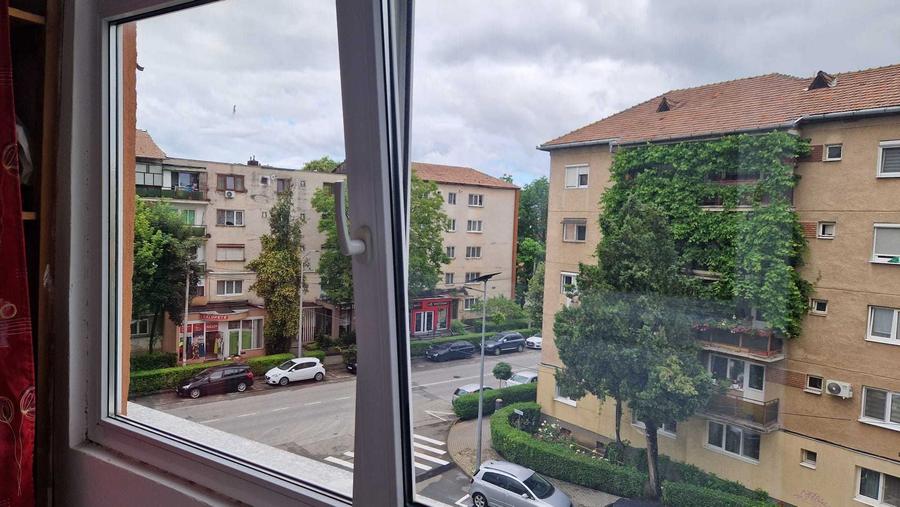 Persoana fizica inchiriez apartament 2 Camere decomandate, Cetate, str. Bradisor, et. 3 - 6