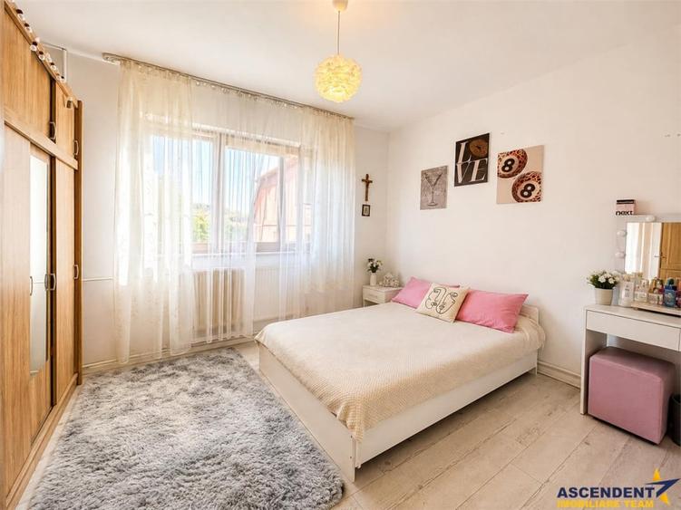 Casă cu 7 camere cu Teren 790 Mp în Central