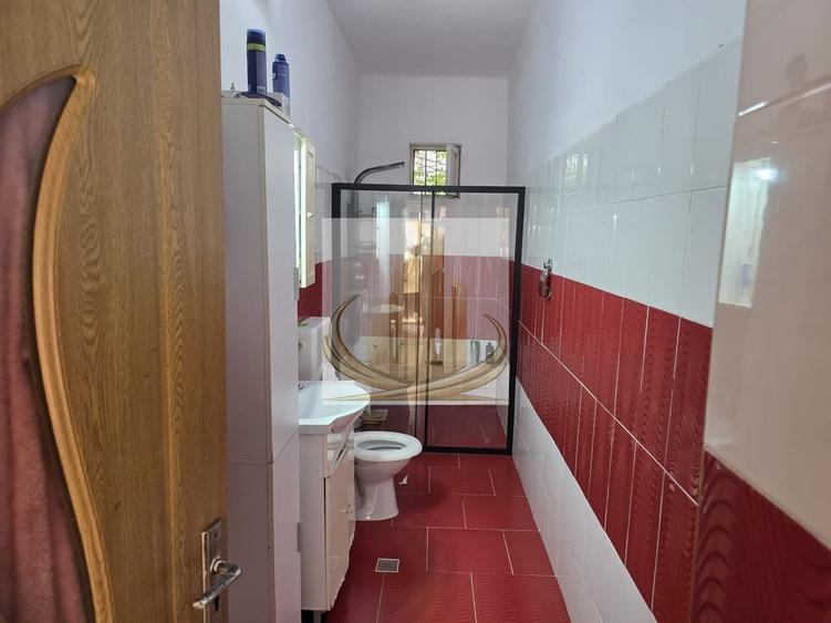 Casă individuală cu 6 camere cu Canalizare în Lipovei