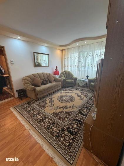 Apartament cu 3 camere semidecomandat în Craiovița Nouă