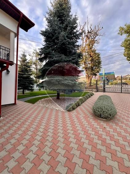 Casă individuală cu 8 camere cu Teren 3000 Mp în Burdujeni