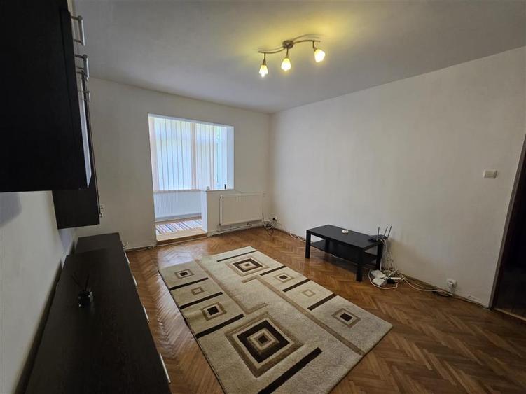 Apartament cu 3 camere semidecomandat, mobilat în Est