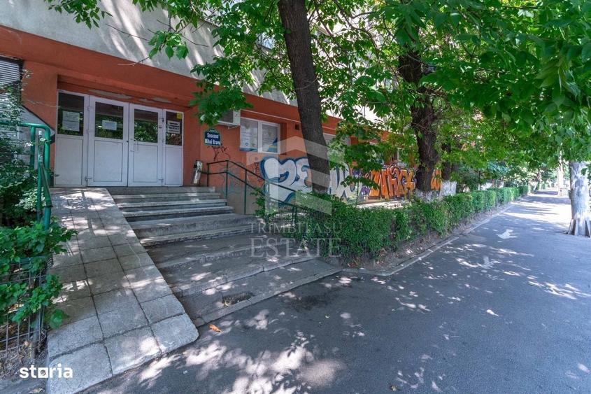 Apartament cu 3 camere semidecomandat în Mihai Bravu