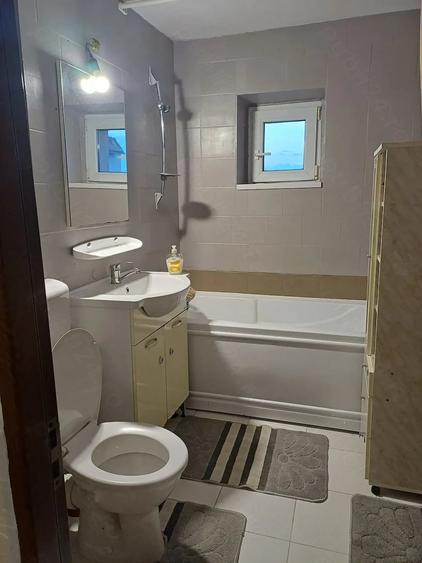 Apartament cu 3 camere decomandat în Exterior Vest