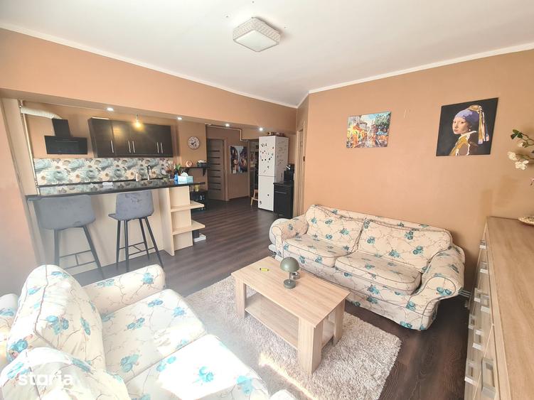 Apartament cu 3 camere decomandat în Est