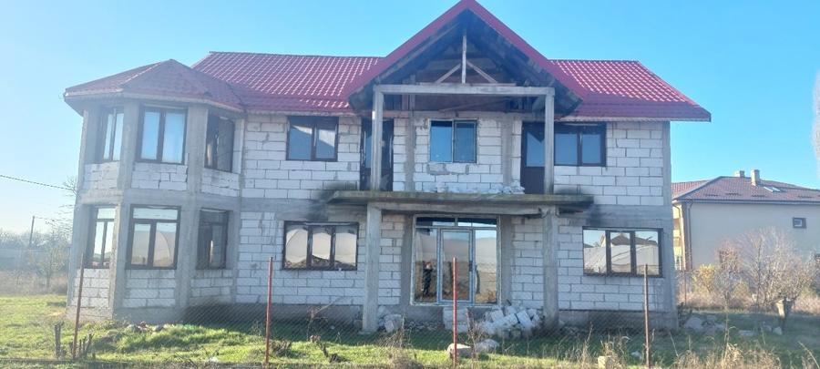 Casă individuală cu 5 camere cu Teren 1047 Mp în Nanov
