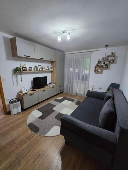 Apartament cu 2 camere semidecomandat, mobilat în Decebal