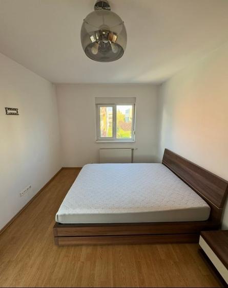 Apartament cu 3 camere semidecomandat, mobilat în Central