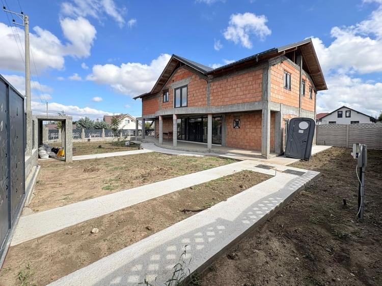 Casă individuală cu 6 camere cu Canalizare în Valu lui Traian