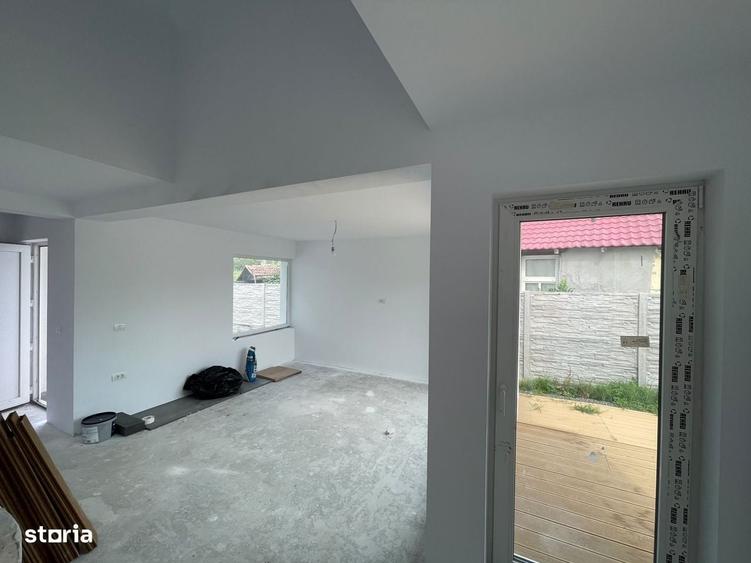 Casă cu 4 camere în Plopi