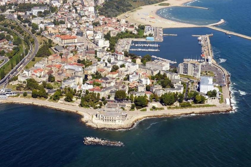 Penthouse cu 4 camere decomandat în Peninsula
